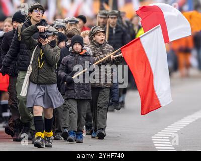 Gdynia, Polonia - 11 novembre 2024. 106° anniversario della riconquista dell'indipendenza. La Parata dell'indipendenza attraversò le strade di Gdynia. Residen Foto Stock