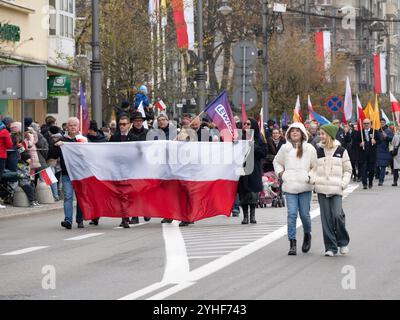 Gdynia, Polonia - 11 novembre 2024. 106° anniversario della riconquista dell'indipendenza. La Parata dell'indipendenza attraversò le strade di Gdynia. Residen Foto Stock