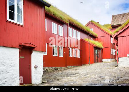 Sod tetti vecchi edifici del parlamento in una strada su Tinganes a Torshavn, Isole Faroe Foto Stock