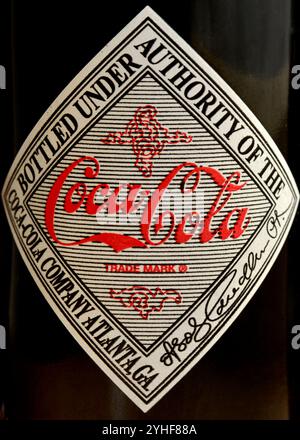 Coca Cola, bottiglia Straightwall, design 1900, Coca Cola da collezione, etichetta vintage, etichetta Coca Cola, dettaglio, primo piano, classico, cimeli, retrò Foto Stock