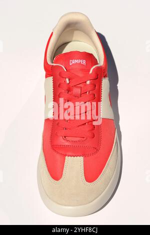 Scarpa rossa singola, scarpa camper rossa, scarpe camper, scarpe camper in tessuto, sneaker vintage, scarpe casual, scarpe urbane, su bianco, calzature, abbigliamento da uomo, spagnolo Foto Stock