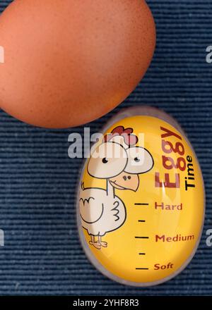 Gadget da cucina e uovo con timer giallo Foto Stock