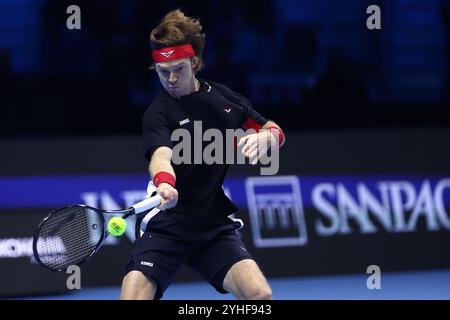 Torino, Italia. 4 febbraio 2024. Andrey Rublev della Russia in azione durante il Round Robin Singles match tra Alexander Zverev della Germania e Andrey Rublev della Russia nel secondo giorno delle finali del Nitto ATP World Tour. Crediti: Marco Canoniero/Alamy Live News Foto Stock