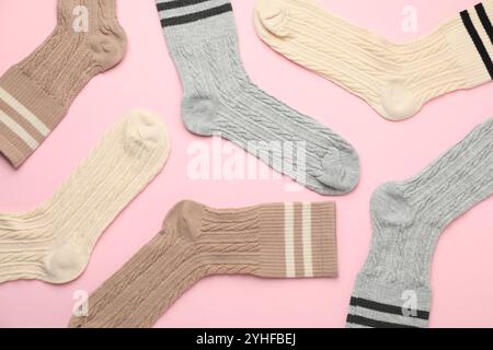 Diverse comode calze su sfondo rosa chiaro, con disposizione piatta Foto Stock
