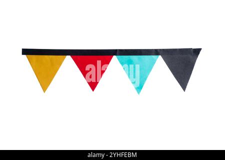 Bandiere di carta colorate e luminose disposte su sfondo bianco, ideali per feste, feste e feste. Foto Stock