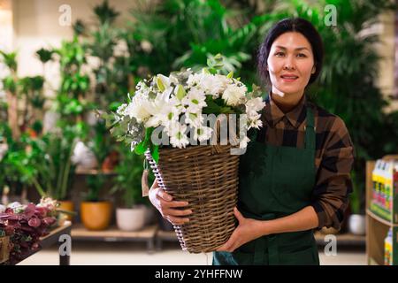 Il venditore di fiori asiatici prepara un bouquet di lusso al negozio di fiori Foto Stock