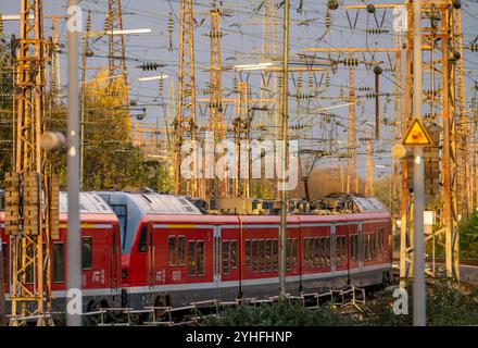 Regionalzug, Regioexpress, fährt in den Hauptbahnhof von Essen ein, NRW, Deutschland, Bahnverkehr e HBF *** treno regionale, Regioexpress, arrivo alla stazione centrale di Essen, NRW, Germania, traffico ferroviario e HBF Foto Stock