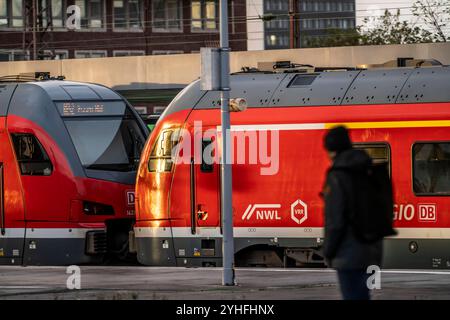 Regionalzug, Regioexpress, fährt in den Hauptbahnhof von Essen ein, NRW, Deutschland, Bahnverkehr e HBF *** treno regionale, Regioexpress, arrivo alla stazione centrale di Essen, NRW, Germania, traffico ferroviario e HBF Foto Stock