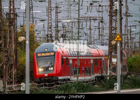 Regionalzug, Regioexpress, RE2, fährt in den Hauptbahnhof von Essen ein, NRW, Deutschland, Bahnverkehr e HBF *** treno regionale, Regioexpress, RE2, arriva alla stazione centrale di Essen, NRW, Germania, traffico ferroviario e HBF Foto Stock