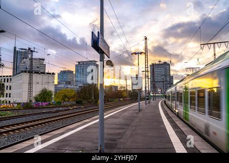 Regionalbahn fährt in den Hauptbahnhof von Essen ein, Bahnsteig, Skyline der Innenstadt, NRW, Deutschland, Bahnverkehr e HBF *** treno regionale che arriva alla stazione centrale di Essen, binario, skyline del centro città, NRW, Germania, traffico ferroviario e HBF Foto Stock