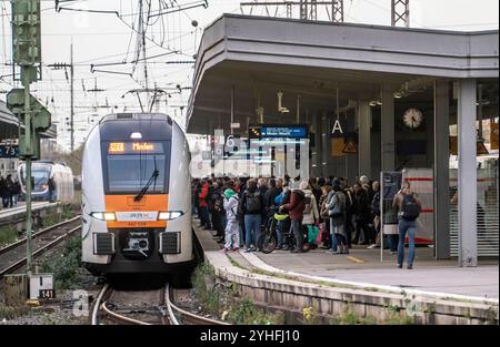 Regionalexpress im Hauptbahnhof von Essen, am Bahnsteig, RRX R6 nach Minden, NRW, Deutschland, Bahnverkehr e HBF *** espresso regionale alla stazione centrale di Essen, sul binario, RRX R6 per Minden, NRW, Germania, traffico ferroviario e HBF Foto Stock