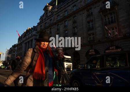 Vita quotidiana durante un giorno feriale, mentre le persone vivono lungo Piccadilly mentre il sole tramonta in inverno nel tardo pomeriggio 2024 novembre, Londra, Regno Unito Foto Stock