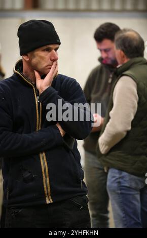 Marzo, Inghilterra, Regno Unito. 11 novembre 2024. Un agricoltore di Fenland si preoccupa di incontrarsi in un capannone di trattori a Riverside Farm con altri agricoltori per discutere un piano d'azione a seguito delle recenti modifiche all'imposta sulle successioni da parte del governo laburista. L'agricoltore TIM TAYLOR ha avviato un gruppo di campagna per gli agricoltori per rivaleggiare con la Sdentata National Farmers Union, il suo gruppo mira a riunire la popolazione rurale e preservare il loro stile di vita. Si parla forse di dover adottare misure estreme come bloccare strade e porti e non consegnare merci ai supermercati in seguito alla decisione del partito laburista di farlo Foto Stock