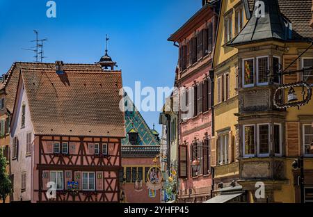 Tradizionali case ornate in legno con insegne metalliche in ferro battuto nel quartiere Little Venice a Colmar, pittoresco villaggio in Alsazia Francia Foto Stock