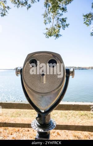 Binocolo a gettoni al Quiet Waters Park. Quiet Waters Park è un parco situato nella parte orientale della contea di Anne Arundel, Maryland, Stati Uniti. Contiene 340 AC Foto Stock