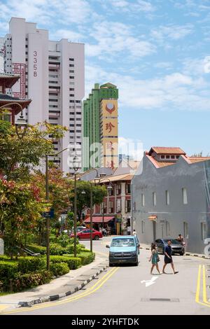 People Park, alto edificio di sviluppo misto a Singapore, visto qui accanto ad un moderno edificio di alloggi nell'area di Chinatown con vecchie botteghe Foto Stock