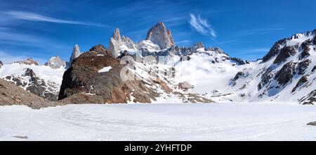 Splendide torri di granito del Monte Fitzroy o El Chalten dal ghiacciato Lago de Los Tres nelle Ande della Patagonia meridionale dell'Argentina Foto Stock