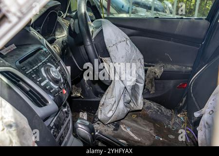 Abitacolo della vettura dopo un incidente con airbag attivati Foto Stock