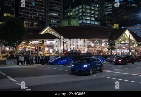 Il ristorante di Satay Street lau Pa Sat nel cuore dei grattacieli di Singapore, un popolare luogo di ristoro con bancarelle Hawker al coperto e aree salotto Foto Stock