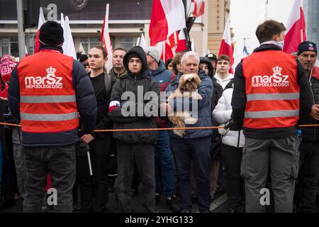 I partecipanti sono bloccati in attesa dell'inizio della marcia dell'indipendenza. Il giorno dell'indipendenza nazionale della Polonia segna l'anniversario dell'indipendenza del paese nel 1918. Viene celebrata come festa nazionale l'11 novembre di ogni anno. Anche quest'anno decine di migliaia di persone hanno partecipato alla marcia dell'indipendenza di Varsavia organizzata da organizzazioni nazionaliste di estrema destra per celebrare il 106° anniversario della rinascita della Polonia come Stato indipendente dopo la prima guerra mondiale. Molti partecipanti hanno cantato slogan omofobi, razzisti e anti-UE. (Foto di Attila Husejnow/SOPA Image Foto Stock