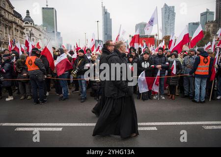Due sacerdoti sono visti passare la folla prima dell'inizio della marcia dell'indipendenza a Varsavia. Il giorno dell'indipendenza nazionale della Polonia segna l'anniversario dell'indipendenza del paese nel 1918. Viene celebrata come festa nazionale l'11 novembre di ogni anno. Anche quest'anno decine di migliaia di persone hanno partecipato alla marcia dell'indipendenza di Varsavia organizzata da organizzazioni nazionaliste di estrema destra per celebrare il 106° anniversario della rinascita della Polonia come Stato indipendente dopo la prima guerra mondiale. Molti partecipanti hanno cantato slogan omofobi, razzisti e anti-UE. (Foto di Attila Husejnow/SOP Foto Stock