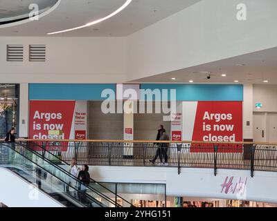Vetrina del negozio Argos chiuso nel centro commerciale in Scozia Regno Unito; svuotare il centro commerciale meno negozi fisici da offline a online Foto Stock