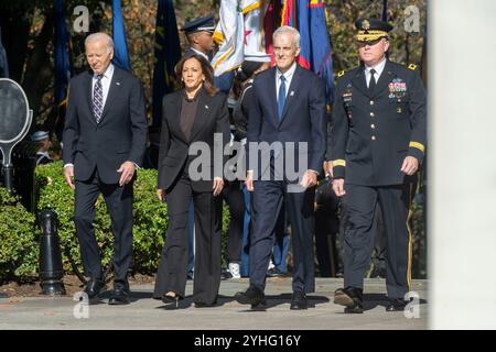 Washington, Stati Uniti d'America. 11 novembre 2024. Washington, Stati Uniti d'America. 11 novembre 2024. U. Il presidente Joe Biden, a sinistra, cammina una cerimonia di posa della corona in onore del Veterans Day, presso la Tomba del Milite Ignoto, cimitero nazionale di Arlington, 11 novembre 2024 ad Arlington, Virginia. In piedi da sinistra: Il presidente Joe Biden, il vicepresidente Kamala Harris, il segretario per gli affari dei veterani Denis McDonough e il generale dell'esercito statunitense Trevor Bredenkamp. Crediti: SRA Madelyn Keech/US Air Force Photo/Alamy Live News Foto Stock