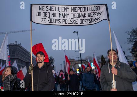 Varsavia, PL. 11 novembre 2024. La marcia dell'indipendenza è stata la prima a svolgersi da quando un nuovo governo più liberale è salito al potere alla fine dello scorso anno. Decine di migliaia di polacchi, compresi i capi dell'opposizione nazionalista, hanno attraversato Varsavia lunedì in un evento annuale dell'Independence Day tenuto dall'estrema destra, alcuni hanno sparato a colpi di rosso e trasportato striscioni anti-UE, anti-Ucraina e suprematisti bianchi. Crediti: Velar Grant/Alamy Live News Foto Stock