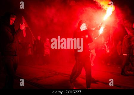 Varsavia, PL. 11 novembre 2024. La marcia dell'indipendenza è stata la prima a svolgersi da quando un nuovo governo più liberale è salito al potere alla fine dello scorso anno. Decine di migliaia di polacchi, compresi i capi dell'opposizione nazionalista, hanno attraversato Varsavia lunedì in un evento annuale dell'Independence Day tenuto dall'estrema destra, alcuni hanno sparato a colpi di rosso e trasportato striscioni anti-UE, anti-Ucraina e suprematisti bianchi. Crediti: Velar Grant/Alamy Live News Foto Stock