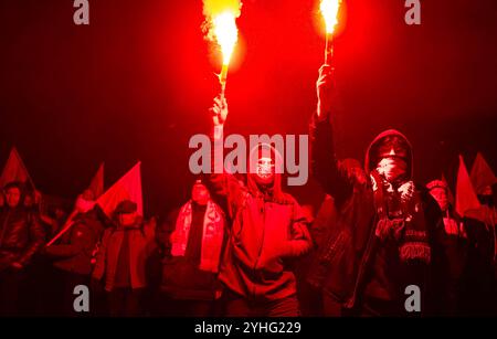 Varsavia, PL. 11 novembre 2024. La marcia dell'indipendenza è stata la prima a svolgersi da quando un nuovo governo più liberale è salito al potere alla fine dello scorso anno. Decine di migliaia di polacchi, compresi i capi dell'opposizione nazionalista, hanno attraversato Varsavia lunedì in un evento annuale dell'Independence Day tenuto dall'estrema destra, alcuni hanno sparato a colpi di rosso e trasportato striscioni anti-UE, anti-Ucraina e suprematisti bianchi. Crediti: Velar Grant/Alamy Live News Foto Stock