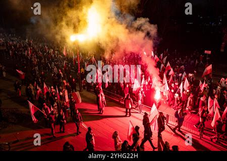 Varsavia, PL. 11 novembre 2024. La marcia dell'indipendenza è stata la prima a svolgersi da quando un nuovo governo più liberale è salito al potere alla fine dello scorso anno. Decine di migliaia di polacchi, compresi i capi dell'opposizione nazionalista, hanno attraversato Varsavia lunedì in un evento annuale dell'Independence Day tenuto dall'estrema destra, alcuni hanno sparato a colpi di rosso e trasportato striscioni anti-UE, anti-Ucraina e suprematisti bianchi. Crediti: Velar Grant/Alamy Live News Foto Stock