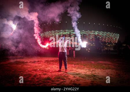 Varsavia, PL. 11 novembre 2024. La marcia dell'indipendenza è stata la prima a svolgersi da quando un nuovo governo più liberale è salito al potere alla fine dello scorso anno. Decine di migliaia di polacchi, compresi i capi dell'opposizione nazionalista, hanno attraversato Varsavia lunedì in un evento annuale dell'Independence Day tenuto dall'estrema destra, alcuni hanno sparato a colpi di rosso e trasportato striscioni anti-UE, anti-Ucraina e suprematisti bianchi. Crediti: Velar Grant/Alamy Live News Foto Stock