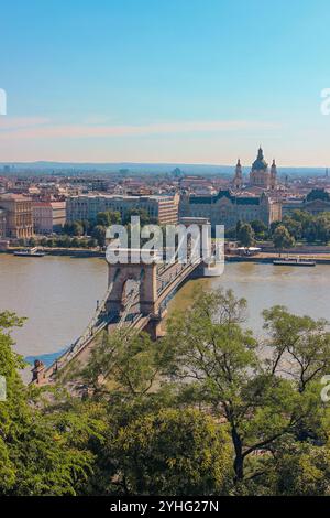 Una vista mozzafiato dell'iconico Ponte delle catene sul Danubio, con il paesaggio urbano di Budapest sullo sfondo. Foto Stock