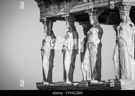 Le iconiche cariatidi dell'Eretteo sull'Acropoli, Atene, Grecia, che mostrano l'antica arte greca e la bellezza architettonica in monocromia. Foto Stock