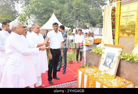 Patna, India. 11 novembre 2024. PATNA, INDIA - 11 NOVEMBRE 2024: Il primo ministro del Bihar Nbianc Kumar presenta la statua del Maulana Abul Kalam Azad a Bharat Ratna Maulana Abul Kalam Azad Smriti Smarak Park, presso il Nehru Path l'11 novembre 2011 a Patna, India. (Foto di Santosh Kumar/Hindustan Times/Sipa USA) credito: SIPA USA/Alamy Live News Foto Stock