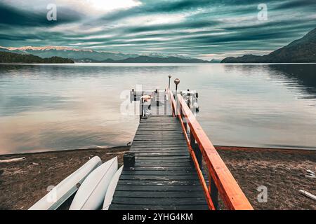 Vista sul lago Nahuel Huapi dal molo, Patagonia, Argentina Foto Stock