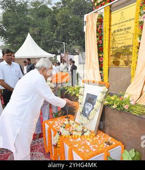 Patna, India. 11 novembre 2024. PATNA, INDIA - 11 NOVEMBRE 2024: Il primo ministro del Bihar Nbianc Kumar rende omaggio a Maulana Abul Kalam Azad per il suo anniversario di nascita al Bharat Ratna Maulana Abul Kalam Azad Smriti Smarak Park, presso il Nehru Path, l'11 novembre 2011 a Patna, India. (Foto di Santosh Kumar/Hindustan Times/Sipa USA) credito: SIPA USA/Alamy Live News Foto Stock