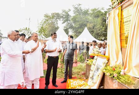 Patna, India. 11 novembre 2024. PATNA, INDIA - 11 NOVEMBRE 2024: Il primo ministro del Bihar Nbianc Kumar presenta la statua del Maulana Abul Kalam Azad a Bharat Ratna Maulana Abul Kalam Azad Smriti Smarak Park, presso il Nehru Path l'11 novembre 2011 a Patna, India. (Foto di Santosh Kumar/Hindustan Times/Sipa USA) credito: SIPA USA/Alamy Live News Foto Stock