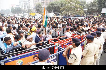 Patna, India. 11 novembre 2024. PATNA, INDIA - 11 NOVEMBRE: Il personale di polizia ferma i membri del Bihar Rajya Dafadar Choukidar Panchayat durante la loro manifestazione a sostegno di varie richieste alla rotonda JP l'11 novembre 2024 a Patna, India. (Foto di Santosh Kumar/Hindustan Times/Sipa USA) credito: SIPA USA/Alamy Live News Foto Stock