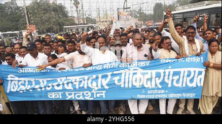 Patna, India. 11 novembre 2024. PATNA, INDIA - 11 NOVEMBRE: Membri del Bihar Rajya Dafadar Choukidar Panchayat organizzano manifestazioni a sostegno di varie richieste alla rotatoria JP l'11 novembre 2024 a Patna, India. (Foto di Santosh Kumar/Hindustan Times/Sipa USA) credito: SIPA USA/Alamy Live News Foto Stock