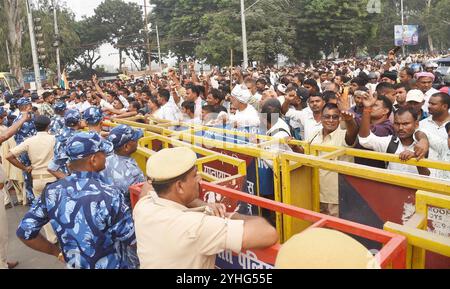 Patna, India. 11 novembre 2024. PATNA, INDIA - 11 NOVEMBRE: Il personale di polizia ferma i membri del Bihar Rajya Dafadar Choukidar Panchayat durante la loro manifestazione a sostegno di varie richieste alla rotonda JP l'11 novembre 2024 a Patna, India. (Foto di Santosh Kumar/Hindustan Times/Sipa USA) credito: SIPA USA/Alamy Live News Foto Stock