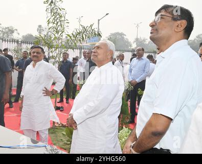 Patna, India. 11 novembre 2024. PATNA, INDIA - 11 NOVEMBRE 2024: Il primo ministro del Bihar Nbianc Kumar presenta la statua del Maulana Abul Kalam Azad a Bharat Ratna Maulana Abul Kalam Azad Smriti Smarak Park, presso il Nehru Path l'11 novembre 2011 a Patna, India. (Foto di Santosh Kumar/Hindustan Times/Sipa USA) credito: SIPA USA/Alamy Live News Foto Stock