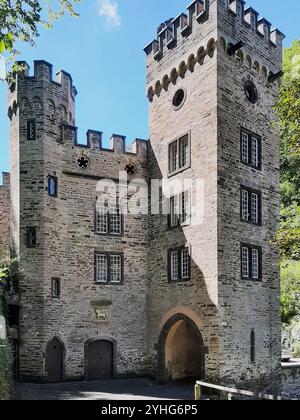 Incredibili dettagli architettonici della porta di pietra nello storico castello di Stolzenfels, sopra il fiume Reno vicino a Coblenza, Germania. Foto Stock