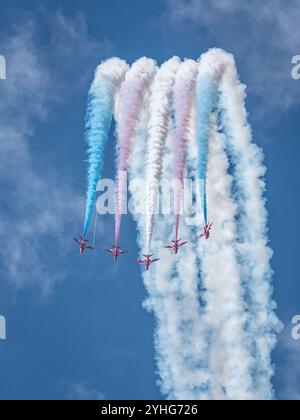 Old Buckenham, Regno Unito, luglio 29 2023: Le frecce rosse della RAF mostrano gli aerei della squadra con fumo acceso, volando in formazione all'airshow Foto Stock