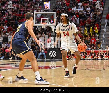 San Diego, California, Stati Uniti. 6 novembre 2024. I San Diego State Aztecs guardano Taj DeGourville (24 anni) durante una partita di basket tra la University of California San Diego Tritons e i San Diego State Aztecs alla Viejas Arena di San Diego, California. Justin fine/CSM/Alamy Live News Foto Stock
