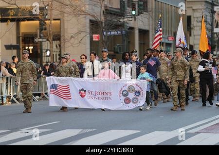 NEW YORK, NEW YORK - 11 NOVEMBRE: Migliaia di persone si riuniscono per onorare i veterani degli Stati Uniti durante la 105a parata annuale dei Veterans Day a New York l'11 novembre 2024. Lungo la Fifth Avenue, la parata celebra il servizio e il sacrificio dei veterani di tutti i rami delle forze armate. (Foto: Giada Papini Rampelotto/EuropaNewswire) Foto Stock