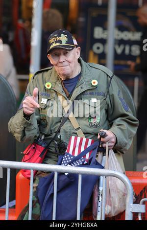 New York, Stati Uniti. 12 novembre 2024. NEW YORK, NEW YORK - 11 NOVEMBRE: Migliaia di persone si riuniscono per onorare i veterani degli Stati Uniti durante la 105a parata annuale dei Veterans Day a New York l'11 novembre 2024. Lungo la Fifth Avenue, la parata celebra il servizio e il sacrificio dei veterani di tutti i rami delle forze armate. (Foto: Giada Papini Rampelotto/EuropaNewswire/Sipa USA) credito: SIPA USA/Alamy Live News Foto Stock