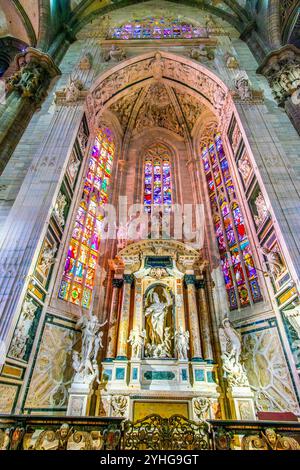 MILANO, ITALIA - 8 APRILE 2022: Altare nella Cappella di San Giovanni Bono, Duomo di Milano, l'8 aprile a Milano, Italia Foto Stock