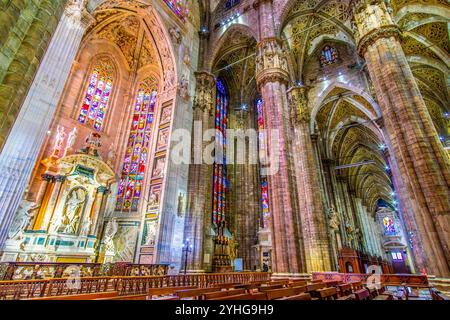 MILANO, ITALIA - 8 APRILE 2022: Il Duomo di Milano Trancept con Cappella di San Giovanni Bono, l'8 aprile a Milano, Italia Foto Stock