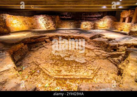 MILANO, ITALIA - 11 APRILE 2022: La fondazione del battistero di San Giovanni alle fonti nel seminterrato del Duomo di Milano, l'8 aprile a Milano, Foto Stock